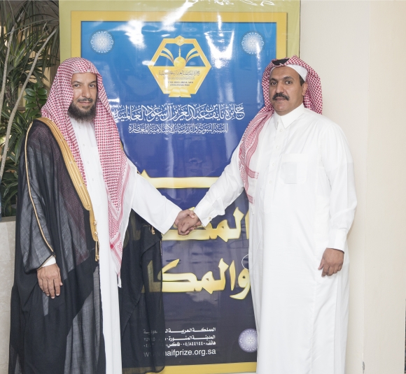 راشد آل قنيعير مع معالي المستشار سعد الشثري في جائزة الامير نايف بن عبدالعزيز