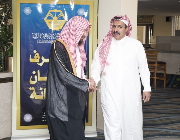 راشد آل قنيعير مع معالي المستشار سعد الشثري في جائزة الامير نايف بن عبدالعزيز