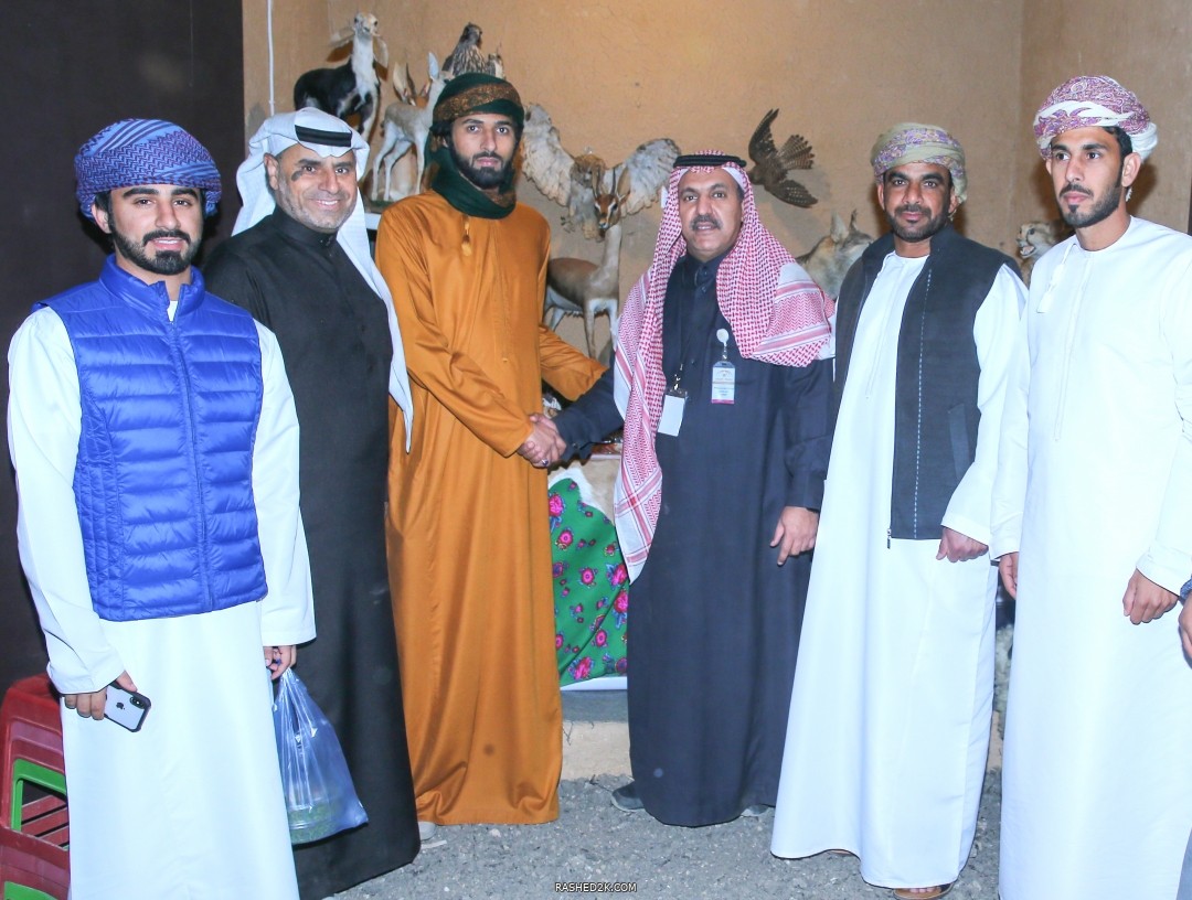 راشد آل قنيعير مع ضيوف من عمان