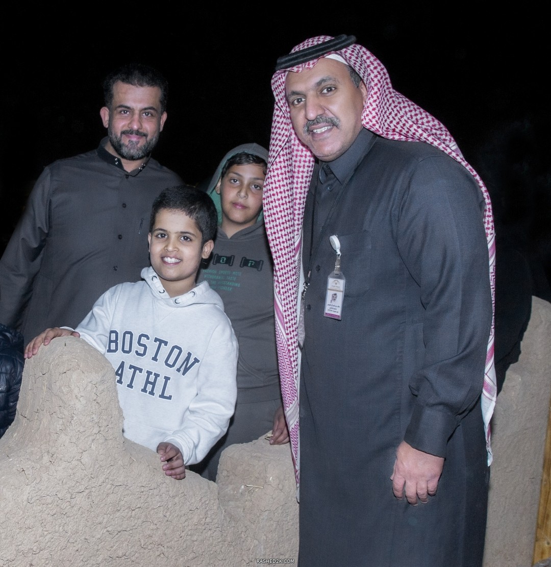 راشد آل قنيعير مع زوار مهرجان عبق الماضي ٢